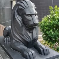 黒いライオン像