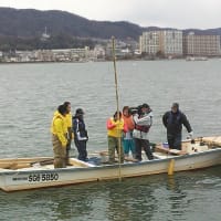 寒い中  琵琶湖に漕ぎ出て  しじみ獲る
