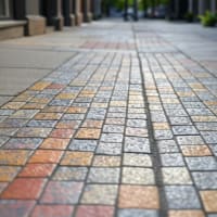 ボランティアが歩道を補修