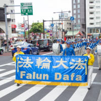 日本の法輪功学習者が東京・浅草でパレード　世界法輪大法デーを祝う