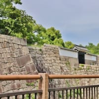大阪城公園を散策！・・・大阪城　門　石垣