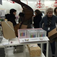「色で遊ぶクレヨン」がルーブル美術館ショップで売られています。