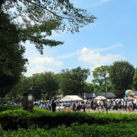 真夏の暑さが残る上野公園は人があふれていた　　その１　　人の多さと噴水