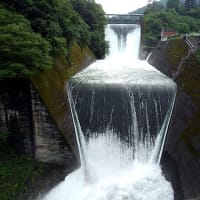 小河内ダムの放水。