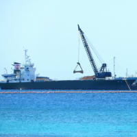 長島近くの航路で埋め立て用土砂を運ぶガット船に抗議