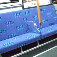 新車のバスの優先席 穏やかな日々に 新車のバスの優先席 穏やかな日々に