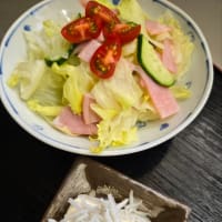 うちのごはん　　こんにゃくとしめじの炊いたん　と　ハムレタスサラダ　と　冷奴ちりめんじゃこかけ(^.^)