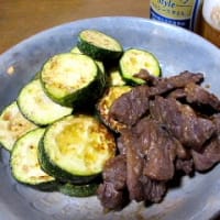 ネギ坊主に蜜蜂