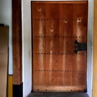 又もやの土蔵の蔵戸の修理