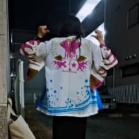 次第に遠くなる手。