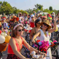 「ファンシーな女性たち」が「車なしデー」を祝ってサイクリング