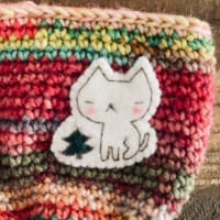 猫とツリーの小さい手編み小銭入れ