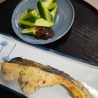 うちのごはん（昨日）　油揚げのさっと焼き　と　魚　と　たこ焼き(^.^)