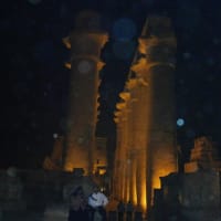 ルクソール神殿のラムセス２世の中庭、列柱廊あたりで　カメラがとらえた視えない世界のオーブ