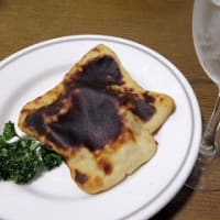 畔で咲くタンポポに紋白蝶