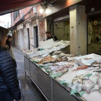 ヴェネツイア　魚市場　と　野菜・果物市場