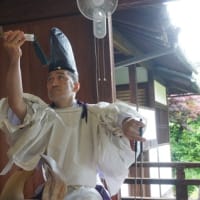 京都東山「得浄明院」で奉納された庖勝一條流の「式庖丁」。平安時代から続く雅な技。