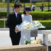秋篠宮両殿下　広島訪問　原爆慰霊碑に供花