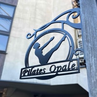 東京都 / ピラティス教室「Pilates Opale（ピラティス　オパール）」様のブラケット看板（設置後のお写真）