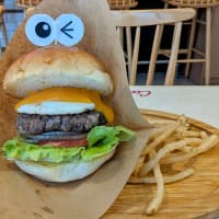祝オープン8周年!! 「シエル・アムール 西台」"辻ちゃんゆかりのお店で、見た目も味も楽しめる 目玉チーズバーガーセット"