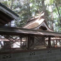 八幡太郎の手割石