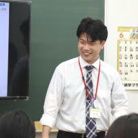 水面に白く咲いて　ちょっと寂しいか　オオカナダモ　　＊字余り。