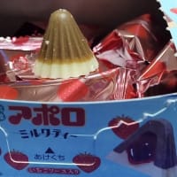明治／大粒アポロミルクティー、いちごソース入りっ！＞＜