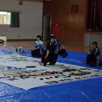 吉野川市学島小学校での書道パフォーマンス