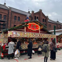 昼間の赤レンガ倉庫のクリスマスマーケット