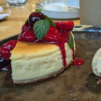 「イチゴたっぷり♡♡」チーズケーキ！
