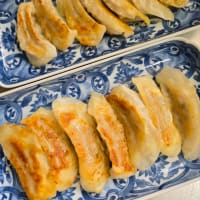 うちのごはん　　餃子　と　枝豆　と　サラダ(^.^)