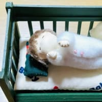 ハンドメイド作品→ミニチュアベッドと紙粘土あかちゃん(o^^o)