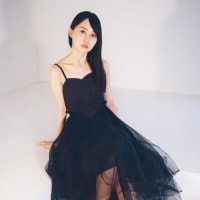 乃木坂46賀喜遥香表紙『WHITE graph 010』、発売から2日で重版 シックな大人ドレスの初出しカット公開