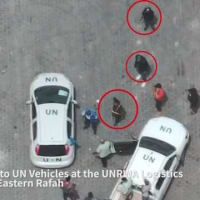 イスラエル軍はラファ東部にあるUNRWA＝国連パレスチナ難民救済事業機関の施設でハマスの戦闘員の活動が確認されたとして、数日前に施設内を撮影したという上空からの映像を公開