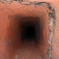 溶岩地帯の地下壕