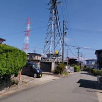 住宅地の紅白鉄塔