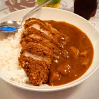 目玉焼きの朝食とカツカレーの昼食