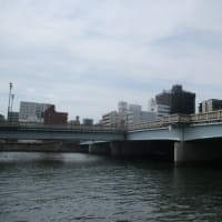 広島の街のリバーサイドをテクテク散歩・・・川面を吹く風が心地よいです　川岸には遊歩道が整されています