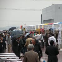 雨でしたが結構な賑わいでした