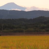 夕焼けと鳥海山