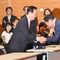 野田佳彦元首相の立憲民主党代表選決起集会で、小沢一郎氏が壇上の中央に並んで「ガンバロー」。自爆テロ解散で安倍政権誕生に手を貸した野田氏は自民党総裁候補と変わらない。二人は手に手を取って維新に行っとくれ