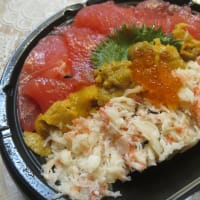 昼食は魚屋の三色丼
