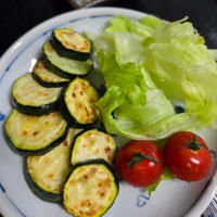 うちのごはん　　ズッキーニ　と　豆腐しらすのせ　と　枝豆、砂肝炒め(^.^)