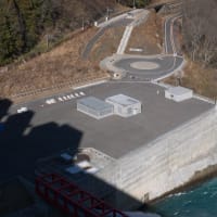１２月の八ッ場ダム：堤体真下からエレベーターを上って堤体上遊歩道南岸へ　ＰＡＲＴ２