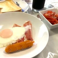 ハムエッグと梅ジャムの朝食
