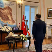 トルコの副大統領と外相がライシ大統領の葬儀へ