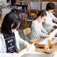 お母さんと一緒に織りました　　　　竹島クラフトセンター