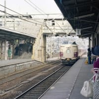 1976年3月、381系『しなの』松本駅入線