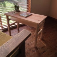組み立て式ヒノキのテーブル