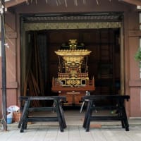 浅草橋の鳥越神社の境内に祭りの余韻が残っていた。